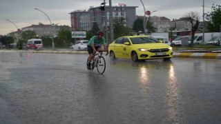 Edirnede sağanak yağış etkili oldu, sürücüler zor anlar yaşadı