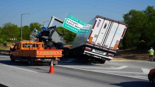 Edirnede tır yön tabelasına çarptı: Sürücü yaralandı