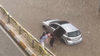 Edirnede yollar göle döndü: Araçlar mahsur kaldı
