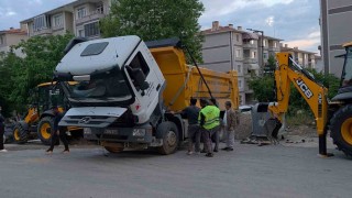 Edirnede yüklü hafriyat kamyonu damperini kaldırınca devrildi