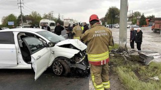 EDS tabelasına çarpan otomobilin sürücüsünü itfaiye kurtardı