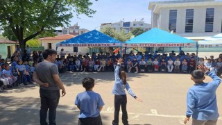 Efelerin sanatçıları çocuklar için sahneye çıktı