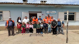 Eğil Belediyesi personelleri öğrencilerle fidan dikti