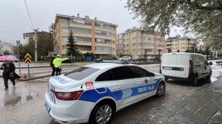 Ehliyeti iptal edilen sürücü yaşlı kadına çarptı