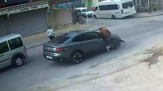 El sallayıp karşıya geçmek isterken otomobil çarptı