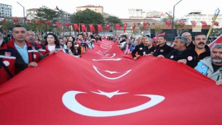 Elazığda 100 metrelik Türk bayrağıyla fener alayı düzenlendi