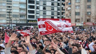 Elazığda binlerce taraftar, dev ekranda maçı izledi