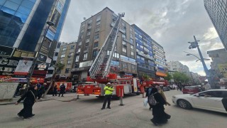Elazığda iş merkezinin çatısında yangın paniği