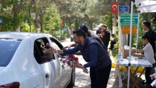 Elazığda mezarlığa giden vatandaşlara karanfil dağıtıldı