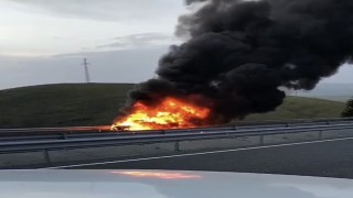 Elazığda seyir halindeki otomobil alev topuna döndü