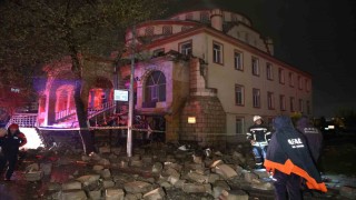 Elazığda yıldırımın isabet ettiği caminin minaresi yıkıldı