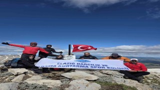 Elazığın en yüksek zirvesinde anlamlı 19 Mayıs tırmanışı