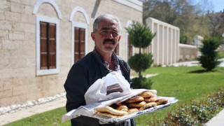Emekli baba, ev yapımı poğaça satarak çocuğunun tedavisine destek oluyor