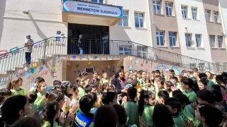 Emekli olan Güldane öğretmen öğrencilerine alkışlarla veda etti