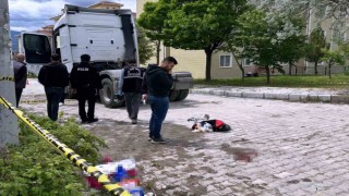 Emette tırın ayağının üzerinden geçtiği yaşlı kadın yaralandı