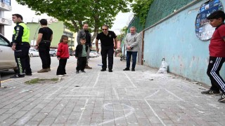 Emniyet Müdürü Sazak, Şırnak sokaklarında çocuklarla sek sek oynadı
