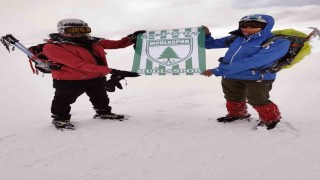 Erciyes dağına tırmanan Muğlalı dağcılar ‘Şampiyon Muğlaspor flaması açtı
