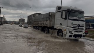 Erganiyi sağanak vurdu, yollar göle döndü