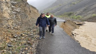 Erzincan Kemaliyede sel hasarı: Yol çift yönlü kapatıldı