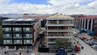 Erzincanda çatıda tehlikeli çalışma kameraya yansıdı