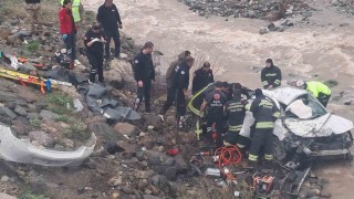 Erzincanda otomobil dereye uçtu: 2 ölü, 1 ağır yaralı