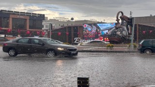 Erzincanda sağanak nedeniyle cadde ve sokaklar su altında kaldı