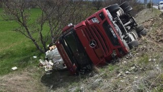 Erzincanda soda yüklü tır devrildi