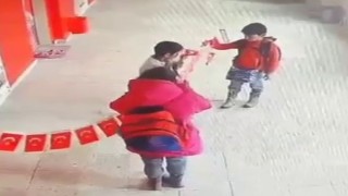 Erzurumdan yürekleri ısıtan görüntüler: Minikler yere düşen bayrağı asmak için seferber oldular