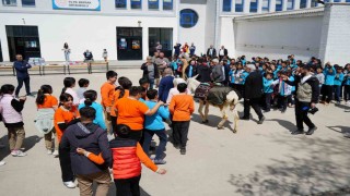 ‘Eşekli Dostoyevski Erzincanda öğrencilere kitap dağıttı