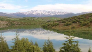 Esence Göleti ve Berit Dağında kartpostallık manzara