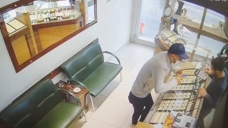 Eşine sürpriz bahanesiyle girdiği kuyumcudan pırlanta çalan şahıs yakalandı