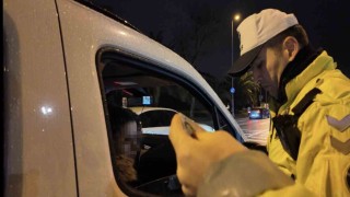 Eşinin sürüşünü beğenmeyip direksiyona geçti, ehliyetinden oldu