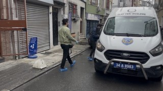 Eski kız arkadaşının evinde gördüğü adamı bıçakladı