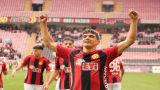 Eskişehirspor Kaptanı Akın Akman, Eskişehirspora veda etti