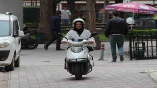 Evde anne, sokakta motokurye: Azmiyle örnek oluyor