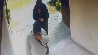 Evlerden hırsızlık yapan iki kadın kıskıvrak yakalandı