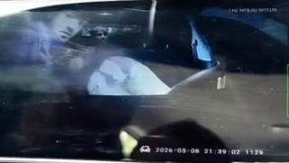 Eyüpsultanda darp edilen taksici gasp edildi, hastanelik oldu: O anlar kamerada