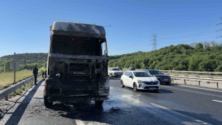 Eyüpsultanda seyir halindeki tır alev alev yandı