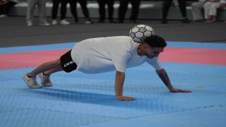 Fabrika işçisinin futbol yeteneği: Dakikalarca topu yere düşürmeden şov yaptı