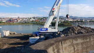 Faroz Limanını dev dalgalardan korumak için 21 tonluk beton blokların dizilmesine başlandı