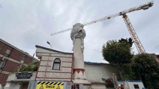 Fatihte 400 yıllık cami minaresinin kubbesi vinç çarpmasıyla yıkıldı