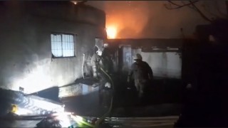 Fatihte 5 katlı iş merkezinde çatı yangını