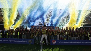 Fenerbahçe Kadın Futbol Takımı, şampiyonluk kupasını kaldırdı