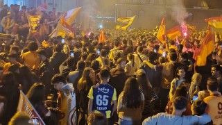Fenerbahçeli taraftarlar da Galatasaraylıları yalnız bırakmadı