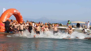 Fethiyede 863 sporcu şampiyonluk için kulaç attı