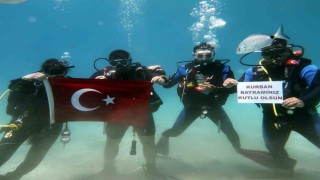 Fethiyede dalgıçlardan ıslak bayram kutlaması
