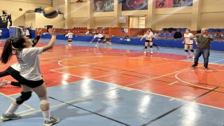 Filede vali sürprizi; Ziya Polat genç sporcularla voleybol oynadı