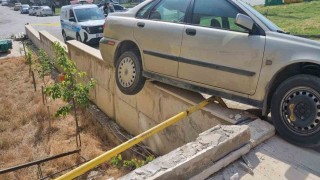 Freni boşalan araç doğal gaz borusunda askıda kaldı