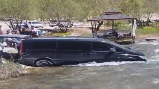 Freni boşalınca çaya giren minibüs traktör yardımıyla kurtarıldı