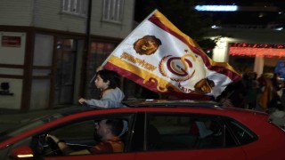 Galatasaray taraftarı şampiyonluğu sokaklarda kutladı
